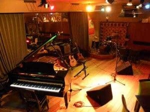 尾崎タカオギター教室の発表会に出演します。