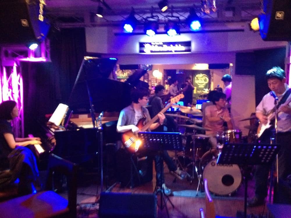 本町のライブバーMrs.Dolphin(ミセスドルフィン)