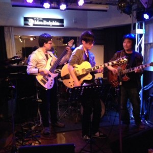 12月8日(木)本町のライブバーMrs.Dolphin(ミセスドルフィン)にてギタリストneaさんドラマー牧川さんとジャムセッションホストです。