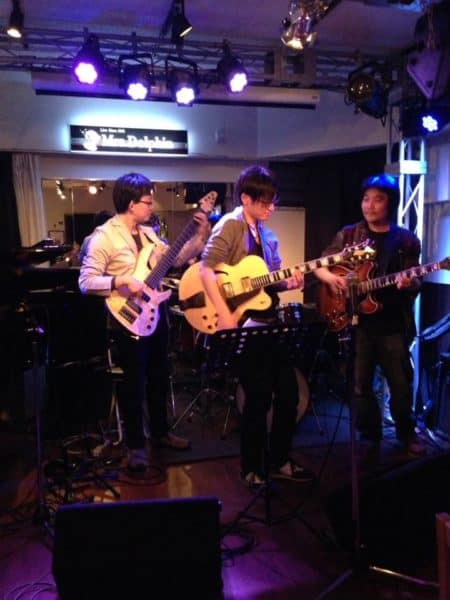 12月8日(木)本町のライブバーMrs.Dolphin(ミセスドルフィン)にてギタリストneaさんドラマー牧川さんとジャムセッションホストです。