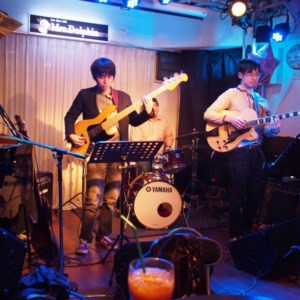 2月9日(木)本町のライブバーMrs.Dolphin(ミセスドルフィン)にてギタリストneaさんドラマー高野正明さんとジャムセッションホストです。