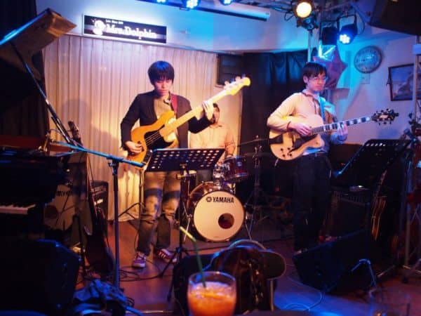 2月9日(木)本町のライブバーMrs.Dolphin(ミセスドルフィン)にてギタリストneaさんドラマー高野正明さんとジャムセッションホストです。