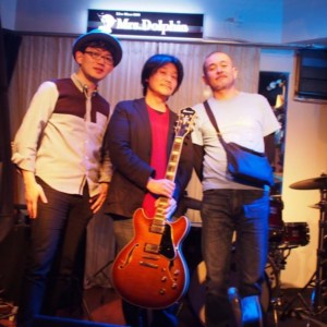 4月13日(木)本町のライブバーMrs.Dolphin(ミセスドルフィン)にてギタリストneaさんドラマー光田臣さんとジャムセッションホストです。